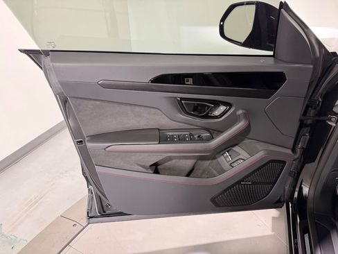 Used 2025 Lamborghini Urus SE AWD/4WD image 23