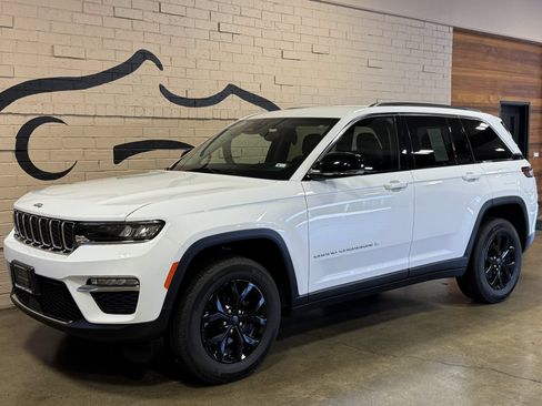 Used 2023 Jeep Grand Cherokee Limited AWD/4WD image 11