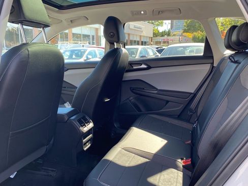 Used 2022 Volkswagen Taos SE w/ Panoramic Sunroof Package image 19
