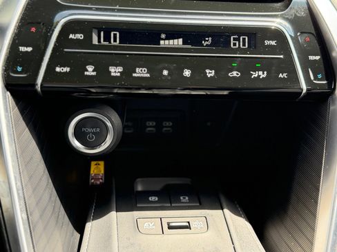 Used 2024 Toyota Venza XLE AWD/4WD image 24