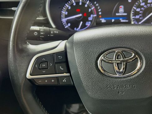 Used 2022 Toyota Highlander XLE FWD image 19