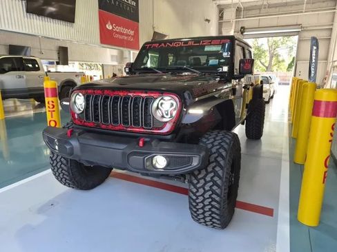 Used 2023 Jeep Gladiator Rubicon w/ Cold Weather Group AWD/4WD image 2