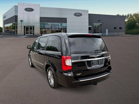 Used 2016 Chrysler Town & Country Touring-L w/ Driver Convenience Group FWD image 7