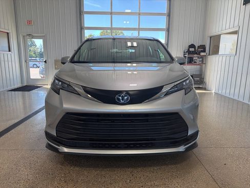 Used 2024 Toyota Sienna LE AWD/4WD image 7