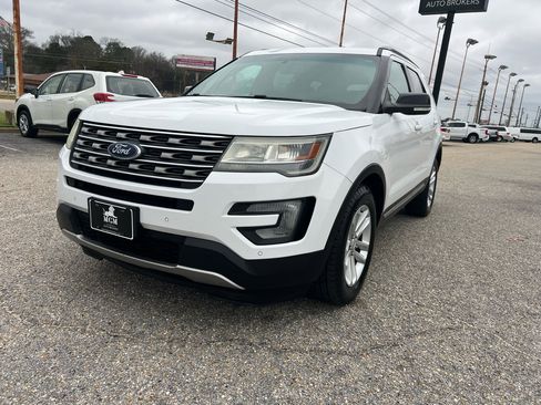 Used 2016 Ford Explorer XLT w/ Equipment Group 202A image 9
