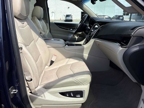 Used 2019 Cadillac Escalade ESV Luxury AWD/4WD image 29