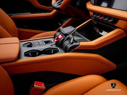 Used 2025 Lamborghini Urus SE AWD/4WD image 45