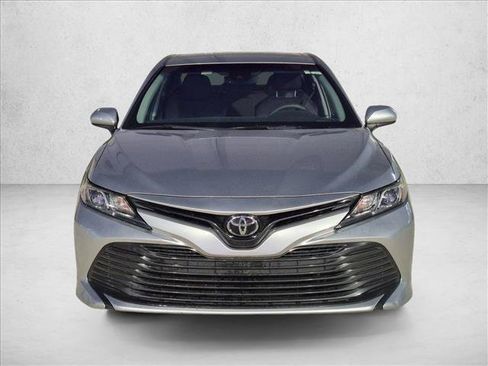Used 2018 Toyota Camry FWD image 2