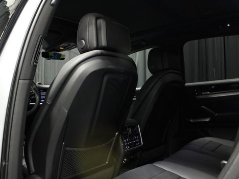 Certified 2025 Porsche Cayenne AWD/4WD image 18