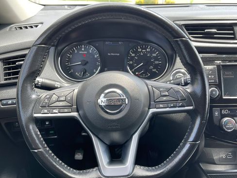 Used 2020 Nissan Rogue SV FWD image 25