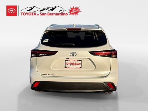 Certified 2023 Toyota Highlander XLE image 28