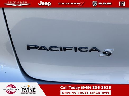 Used 2026 Chrysler Pacifica Limited w/ Uconnect Theater Family Group image 8