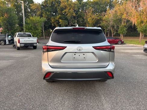 Used 2023 Toyota Highlander Limited FWD image 4