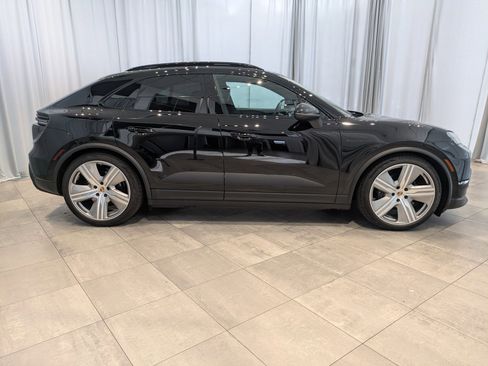 Certified 2025 Porsche Macan Electric image 8