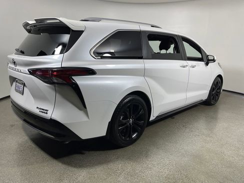 Certified 2023 Toyota Sienna Platinum image 3