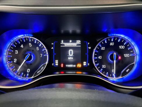 Used 2020 Chrysler Pacifica Touring-L image 15