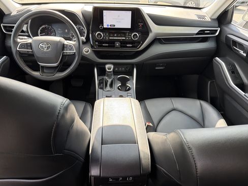 Certified 2025 Toyota Highlander XLE FWD image 4
