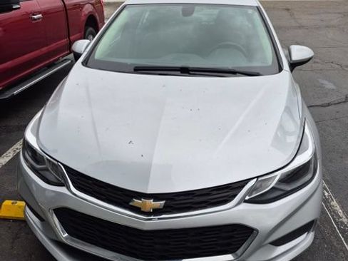Used 2018 Chevrolet Cruze LT w/ LT Convenience Package FWD image 4