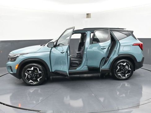 Used 2025 Kia Seltos S image 48