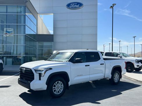 Used 2022 Toyota Tundra SR5 w/ SR5 Convenience Package image 1