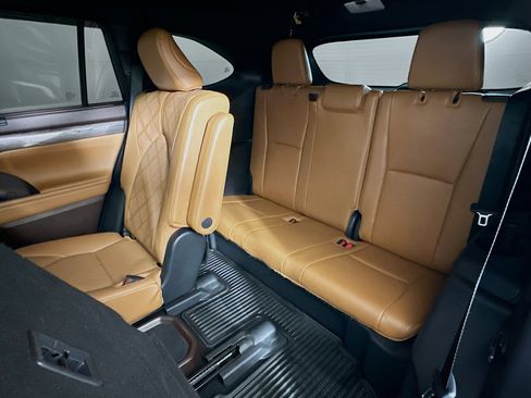 Used 2021 Toyota Highlander Platinum image 31