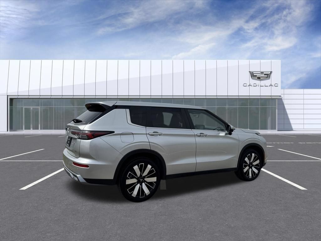 Used 2025 Mitsubishi Outlander SE AWD/4WD image 3