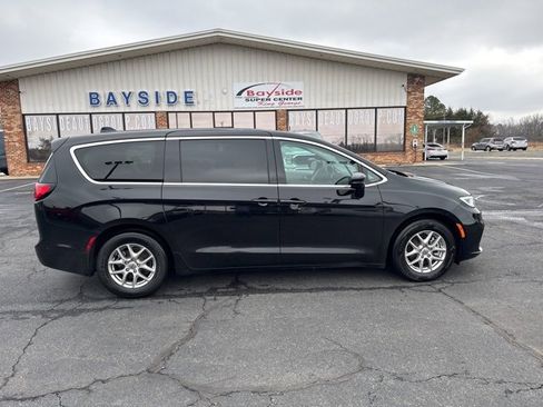 Used 2024 Chrysler Pacifica Touring-L image 4