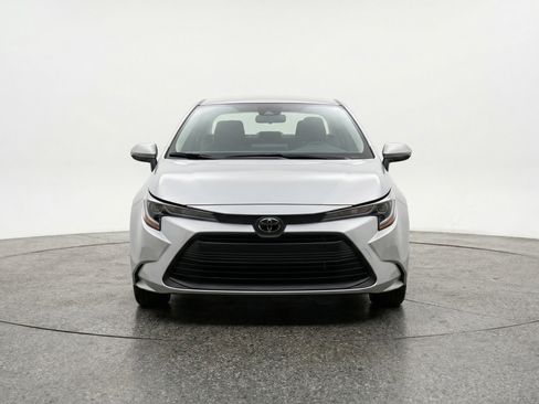 Used 2025 Toyota Corolla LE image 2