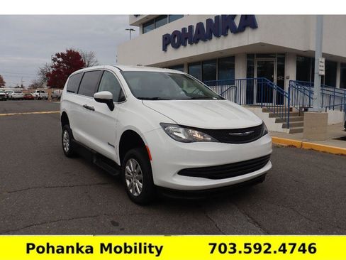 Used 2020 Chrysler Voyager L image 1