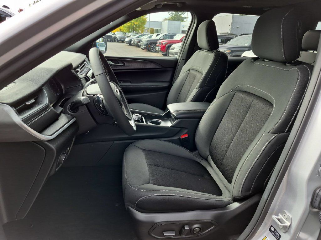 Certified 2025 Jeep Grand Cherokee L Laredo w/ Luxury Tech Group I AWD/4WD image 12