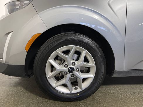 Used 2023 Kia Soul LX w/ LX Technology Package FWD image 12