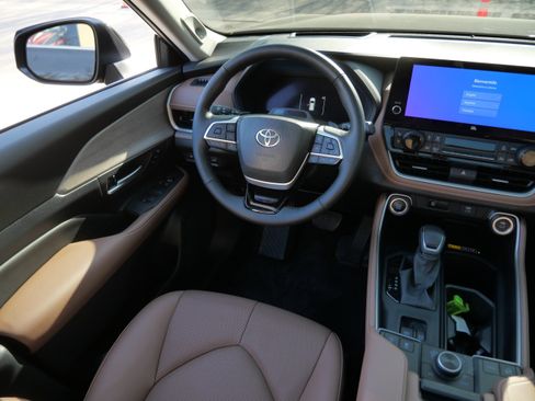 Certified 2025 Toyota Grand Highlander AWD image 10