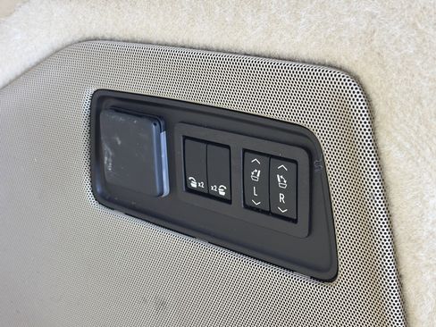 Used 2023 Cadillac Escalade Premium Luxury AWD/4WD image 19