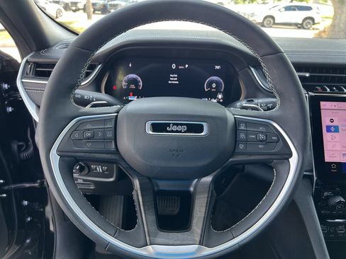 Used 2025 Jeep Grand Cherokee Limited RWD image 9