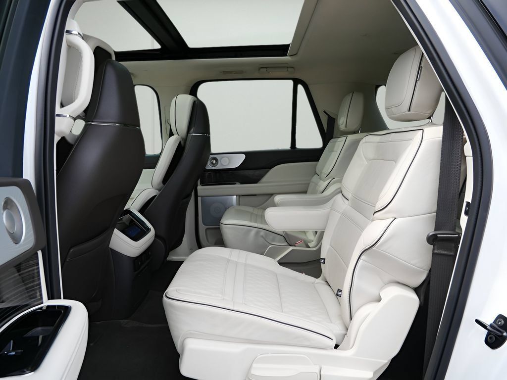 Used 2024 Lincoln Navigator L Black Label AWD/4WD image 11