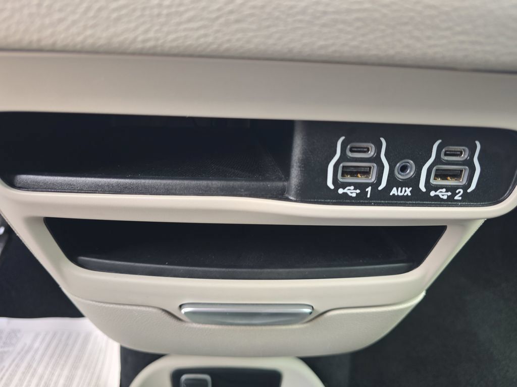 Used 2023 Chrysler Pacifica Touring-L FWD image 29