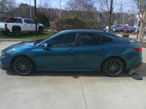 Used 2025 Toyota Camry SE w/ Convenience Package image 10