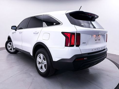 Used 2022 Kia Sorento LX AWD/4WD image 2