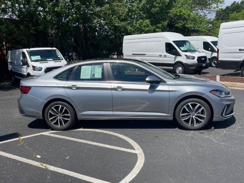 Used 2025 Volkswagen Jetta SE FWD image 3