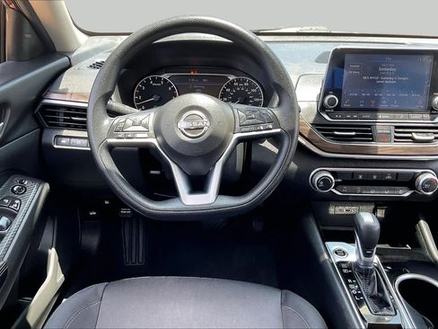 Used 2024 Nissan Altima 2.5 SV FWD image 6