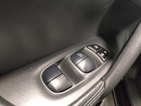 Used 2018 Nissan Rogue SV w/ Premium Package FWD image 27