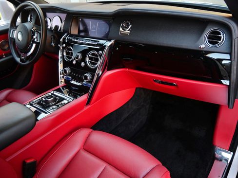 Used 2022 Rolls-Royce Cullinan w/ Cullinan Package image 18