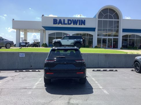 Used 2024 Jeep Grand Cherokee Altitude AWD/4WD image 6