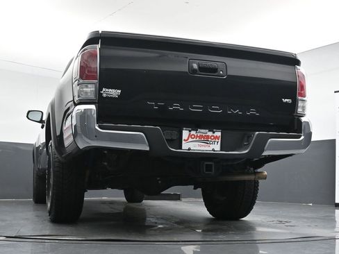 Used 2020 Toyota Tacoma TRD Off-Road AWD/4WD image 36
