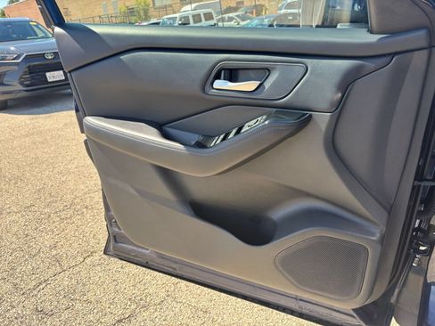 Used 2025 Nissan Rogue SV FWD image 18