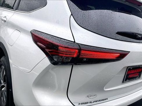 Used 2025 Toyota Highlander XLE AWD/4WD image 30