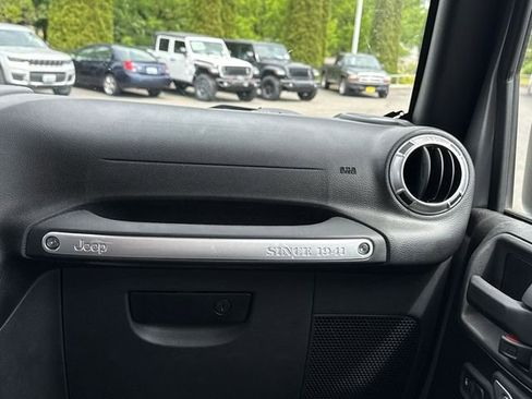 Used 2015 Jeep Wrangler Unlimited Rubicon AWD/4WD image 12