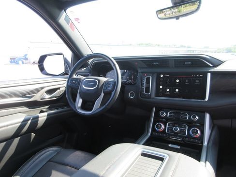 Used 2022 GMC Yukon Denali w/ Denali Premium Package AWD/4WD image 29