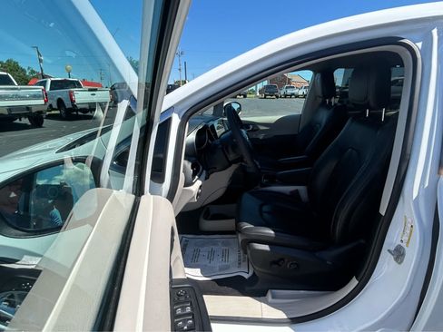 Used 2023 Chrysler Pacifica Touring-L FWD image 22