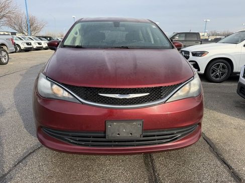 Used 2019 Chrysler Pacifica LX image 2